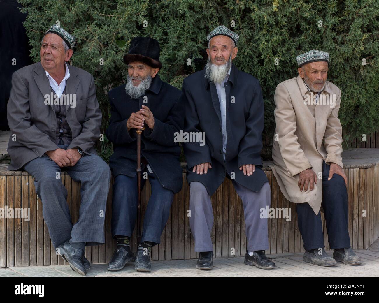 4 uomini anziani di Uighur fuori della Moschea Id Kah Kashgar, Xingiang, Cina 2019 Foto Stock