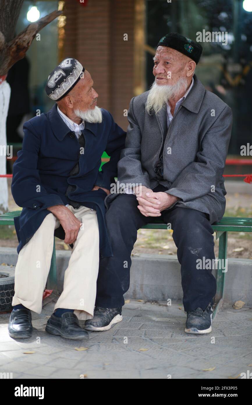 Due uomini anziani di Uighur fuori dalla Moschea Id Kah. Kashgar, Xingiang, Cina 2019 Foto Stock