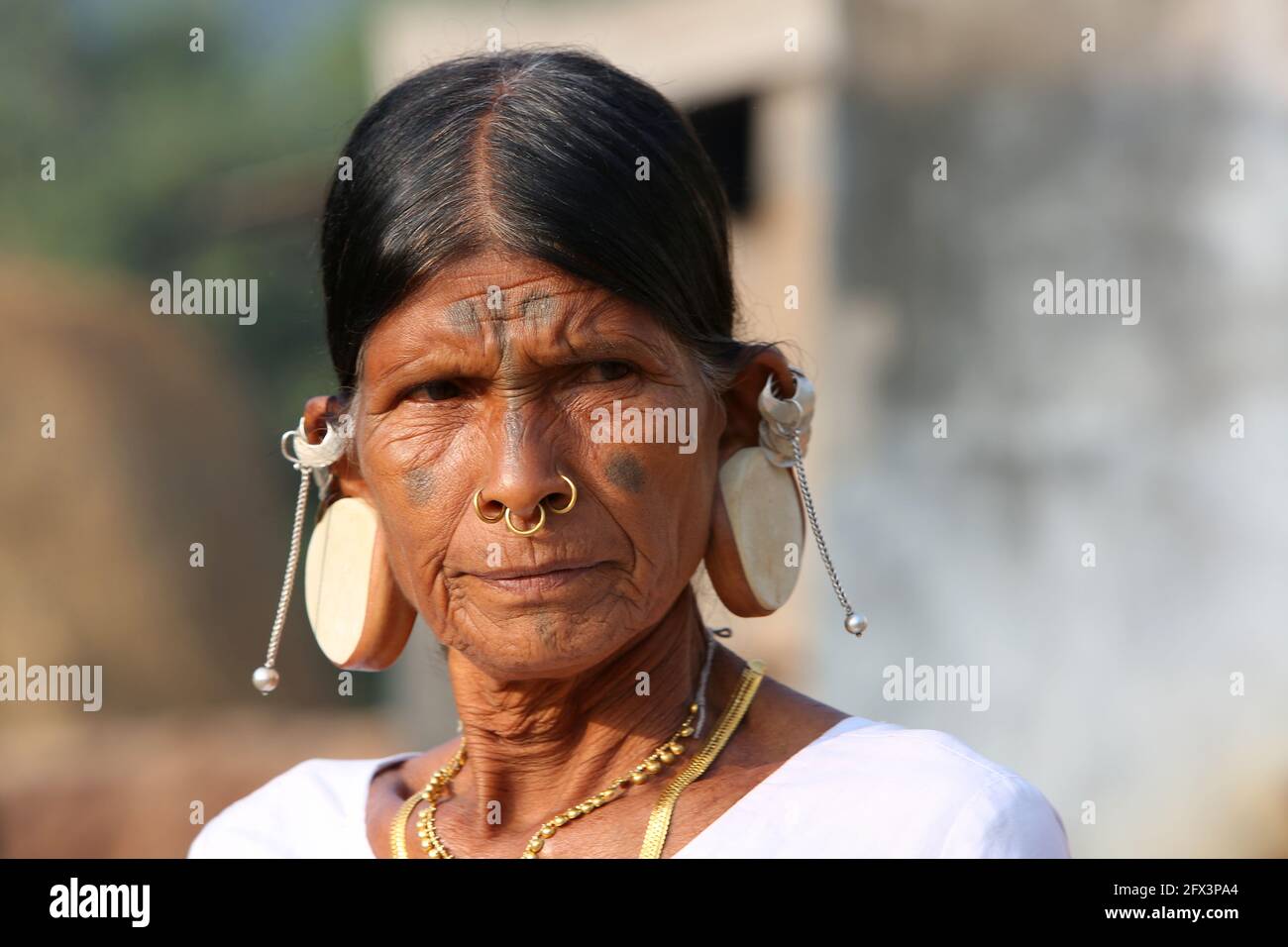 Tribù LANJIA SAORA - primo piano donna tribale. Queste persone tribali considerano che più lunghe sono le buchi dell'orecchio nei membri femminili più belle sono Foto Stock