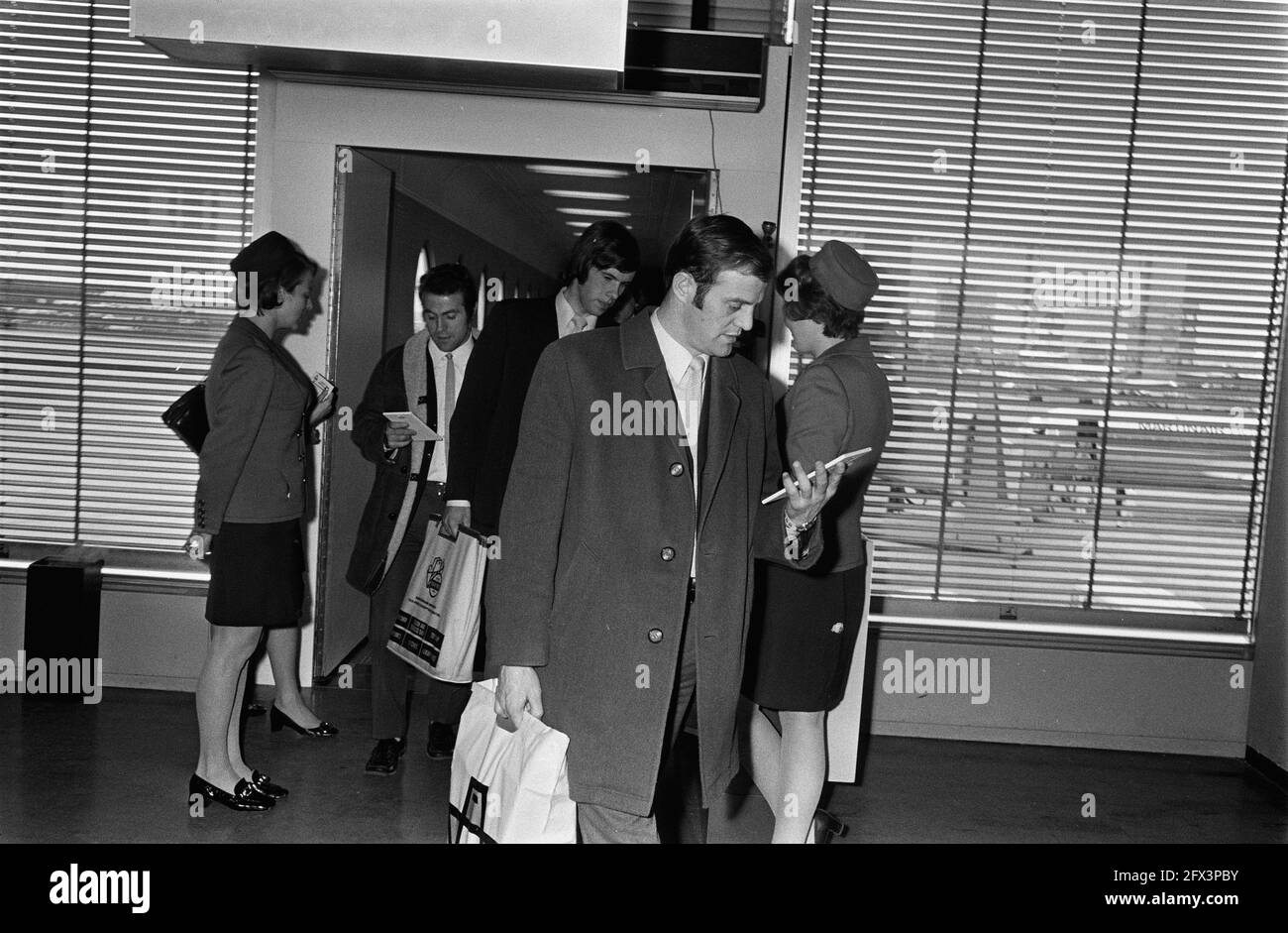 La squadra AJAX arriva a Schiphol da Londra, 9 aprile 1970, sport, calcio, I Paesi Bassi, foto agenzia stampa del XX secolo, notizie da ricordare, documentario, fotografia storica 1945-1990, storie visive, Storia umana del XX secolo, che cattura momenti nel tempo Foto Stock