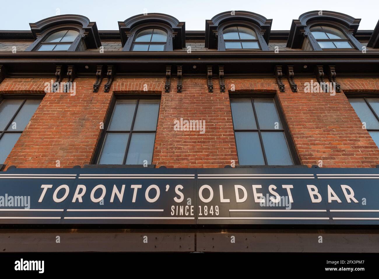 L'esterno della Wheatsheaf Tavern è il più antico bar di Toronto, Canada (dal 1849). Il luogo famoso si trova in Bathurst e King Street We Foto Stock