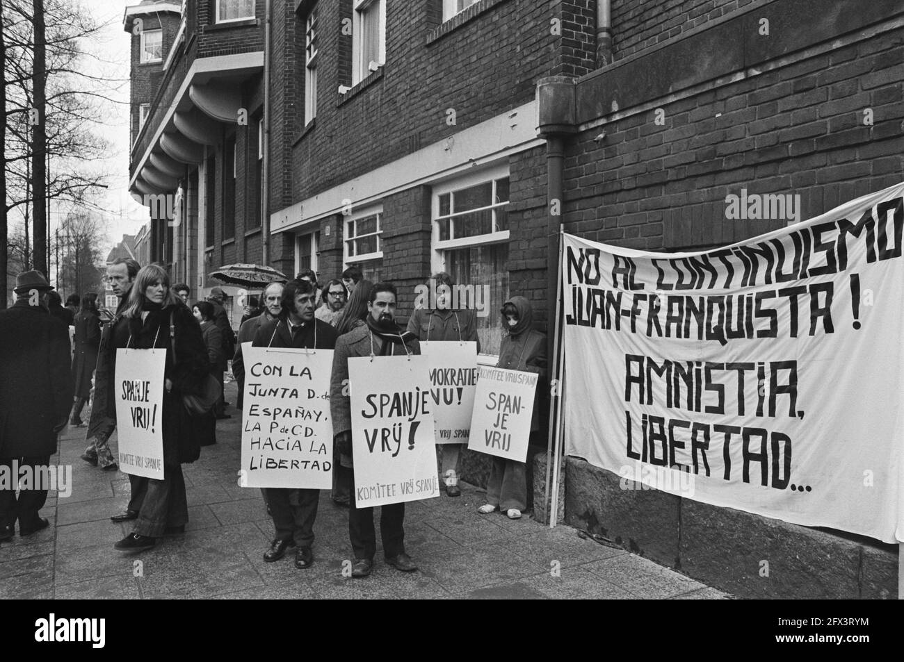 Manifestazione davanti al Consolato spagnolo ad Amsterdam contro le azioni di polizia spagnola, 13 marzo 1976, POLIZIA, consolati, manifestazioni, I Paesi Bassi, foto agenzia stampa del XX secolo, notizie da ricordare, documentario, fotografia storica 1945-1990, storie visive, Storia umana del XX secolo, che cattura momenti nel tempo Foto Stock