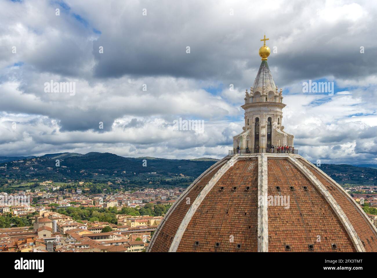 Cupola della Cattedrale di Santa Maria del Fiore da vicino sullo sfondo del paesaggio urbano in un giorno nuvoloso di settembre. Firenze, Italia Foto Stock