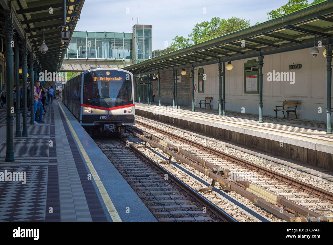 VIENNA, AUSTRIA - 28 APRILE 2018: Il treno della metropolitana arriva alla stazione di Schoenbrunn. Linea verde della metropolitana di Vienna (U4) Foto Stock