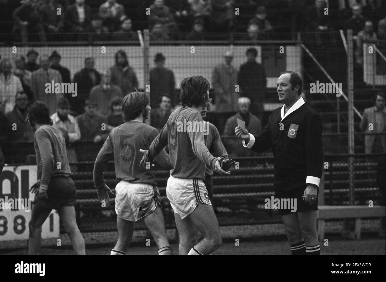 L'Aia contro MVV 1-1, numero 21 arbitro Vervoor mostra carta gialla, 21 gennaio 1973, carte, arbitri, Sport, calcio, Paesi Bassi, foto agenzia stampa del XX secolo, notizie da ricordare, documentario, fotografia storica 1945-1990, storie visive, Storia umana del XX secolo, che cattura momenti nel tempo Foto Stock