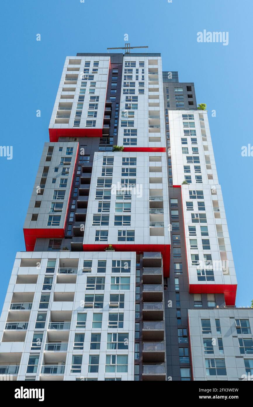 Grattacielo moderno con diverse forme quadrate 3D insolite in colori rosso e bianco in Queen Street West, Toronto, Canada Foto Stock