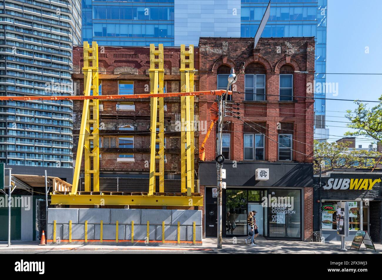 Preservando una facciata storica in Queen Street West per la costruzione di un progetto di architettura mista a Toronto, Canada Foto Stock