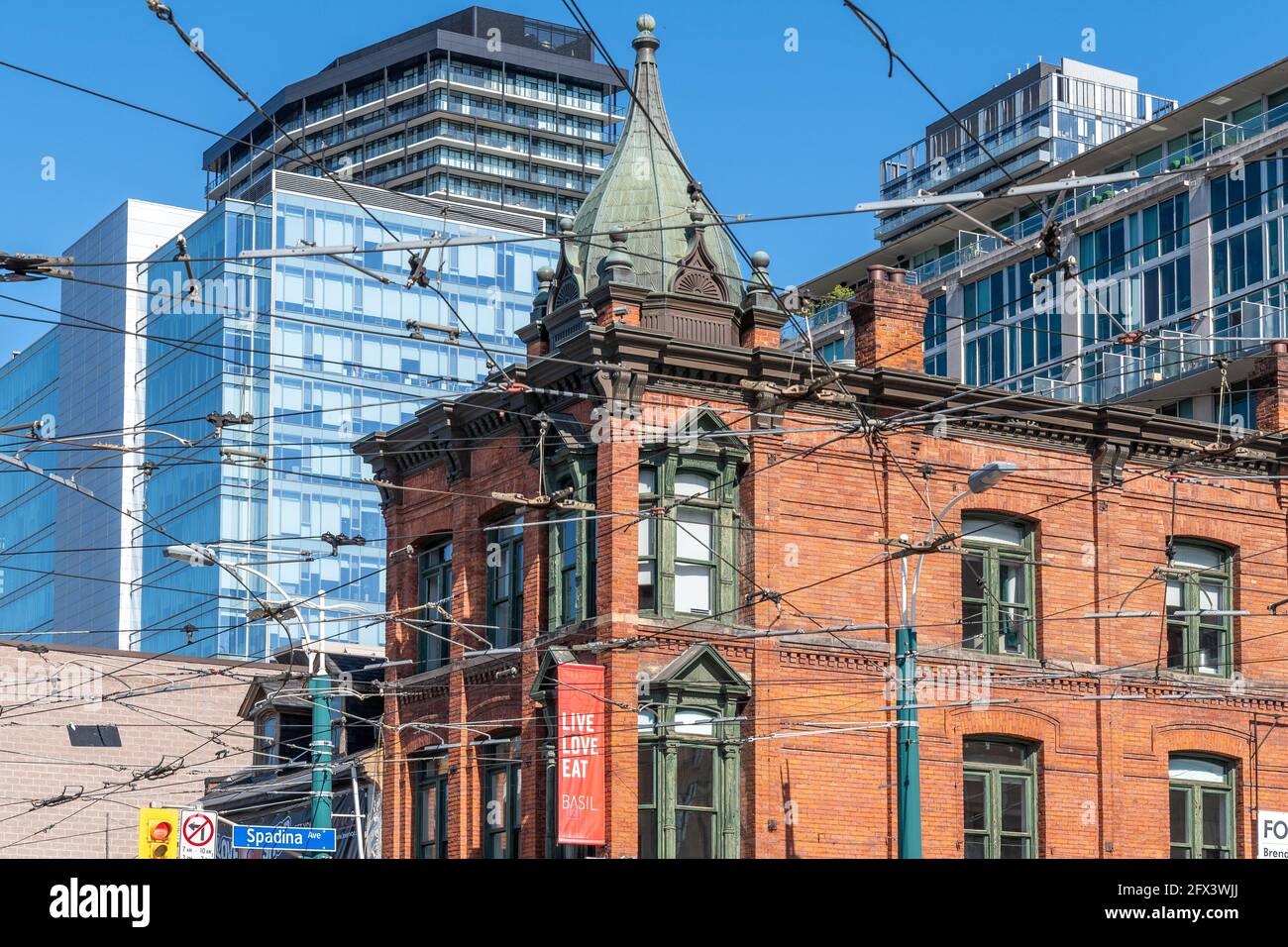 Edificio coloniale all'angolo tra Spadina Street e Queen Street West nel quartiere del centro di Toronto, Canada. Architettura urbana (continua Foto Stock