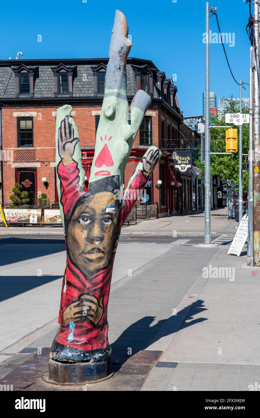 Il 'Hug Me Tree' sul lato nord di Queen Street West, vicino all'angolo di Peter Street a Toronto, Canada. E 'stato dipinto da Elicer Elliott uno o Foto Stock