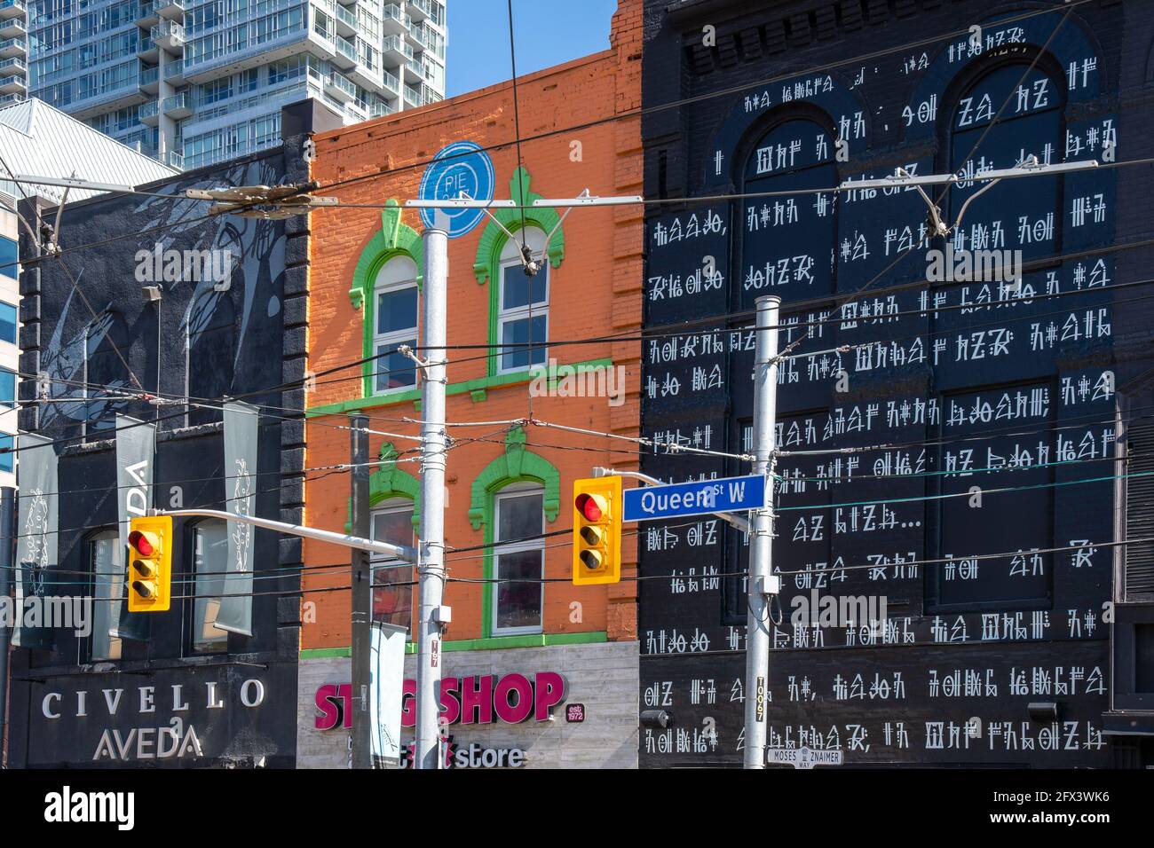 Vecchi edifici colorati in Queen Street West e McCaul Street intersezione nel quartiere del centro di Toronto, Canada Foto Stock