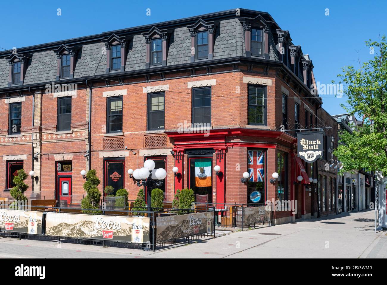 Architettura esterna della Black Bull Tavern in Queen Street West e John Street intersezione a Toronto, Canada. Il luogo famoso si trova in un Foto Stock