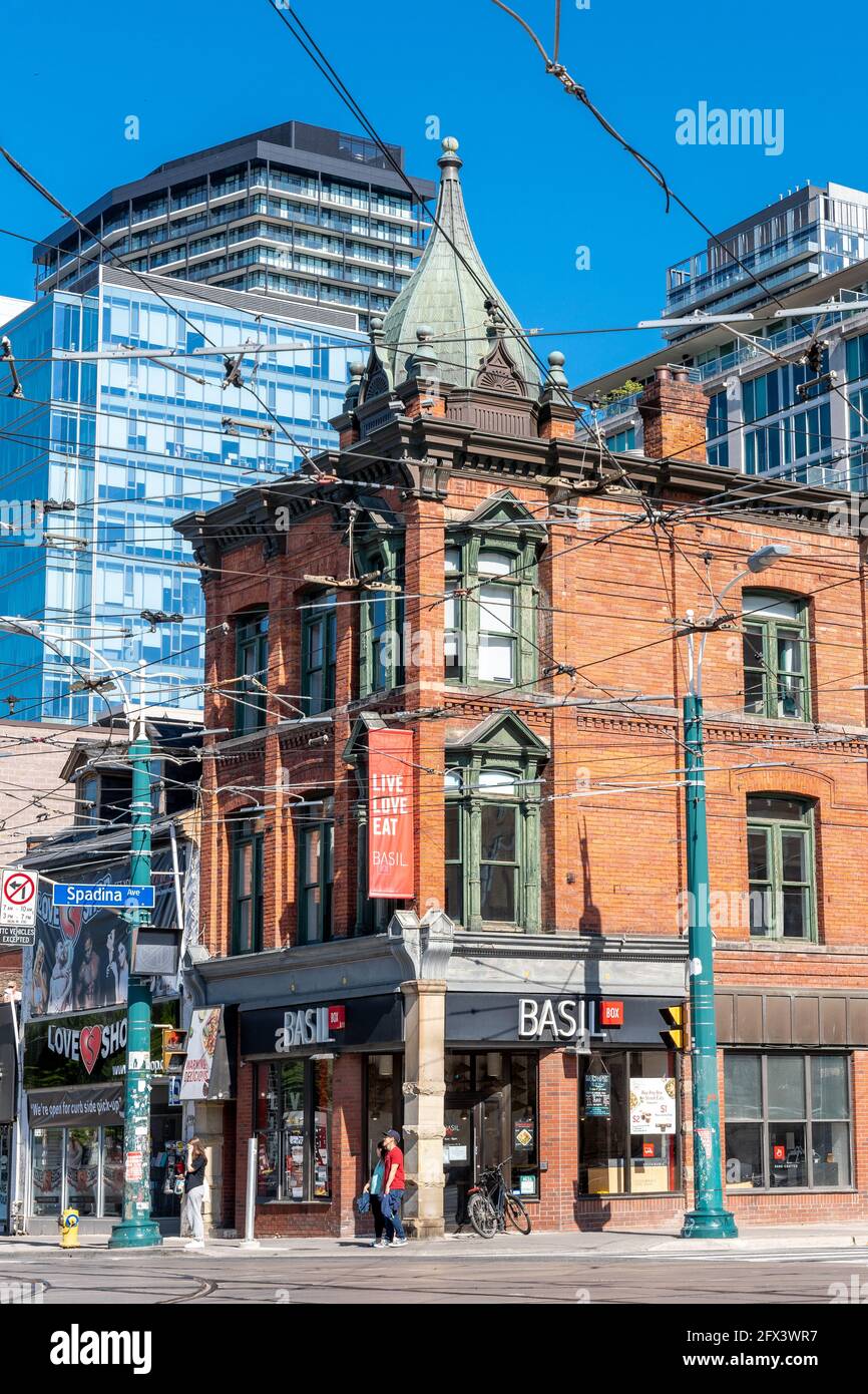 Edificio coloniale all'angolo tra Spadina Street e Queen Street West nel quartiere del centro di Toronto, Canada. Architettura urbana (continua Foto Stock
