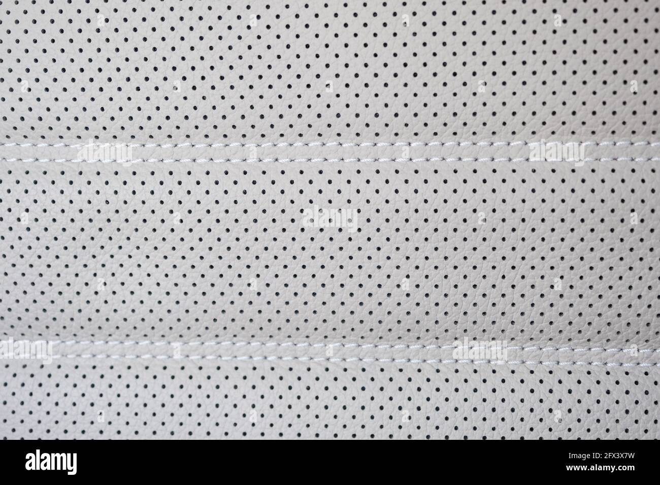 rivestimento in pelle traforata beige all'interno dell'auto Foto Stock