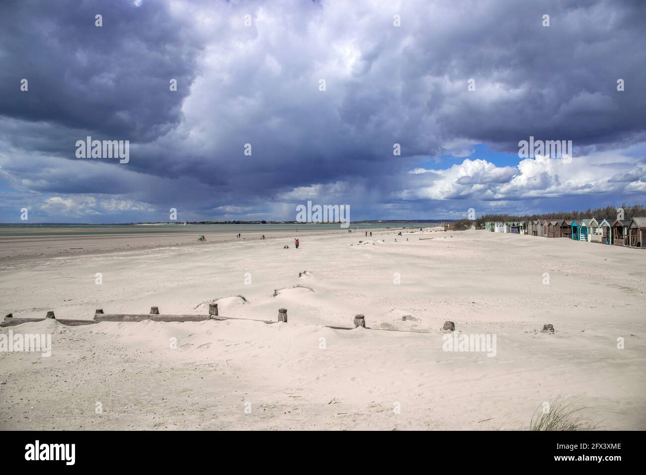 Cielo drammatico e tempestoso sulla vasta spiaggia sabbiosa di West Wittering vicino a Chichester, West Sussex, Inghilterra, Regno Unito Foto Stock