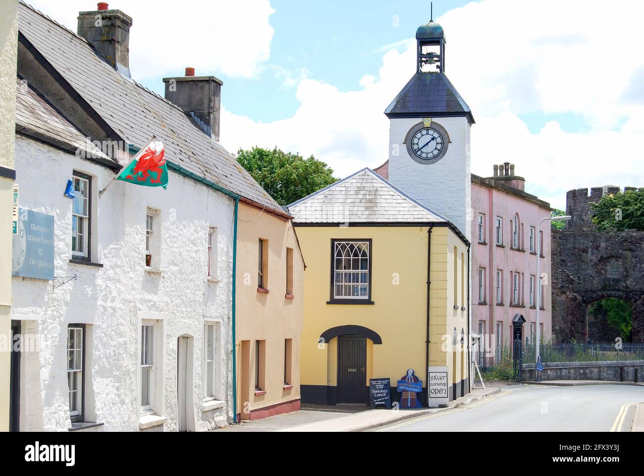 Torre dell'orologio del municipio, King Street, Laugharne, Carmarthensshire, Galles, Regno Unito Foto Stock