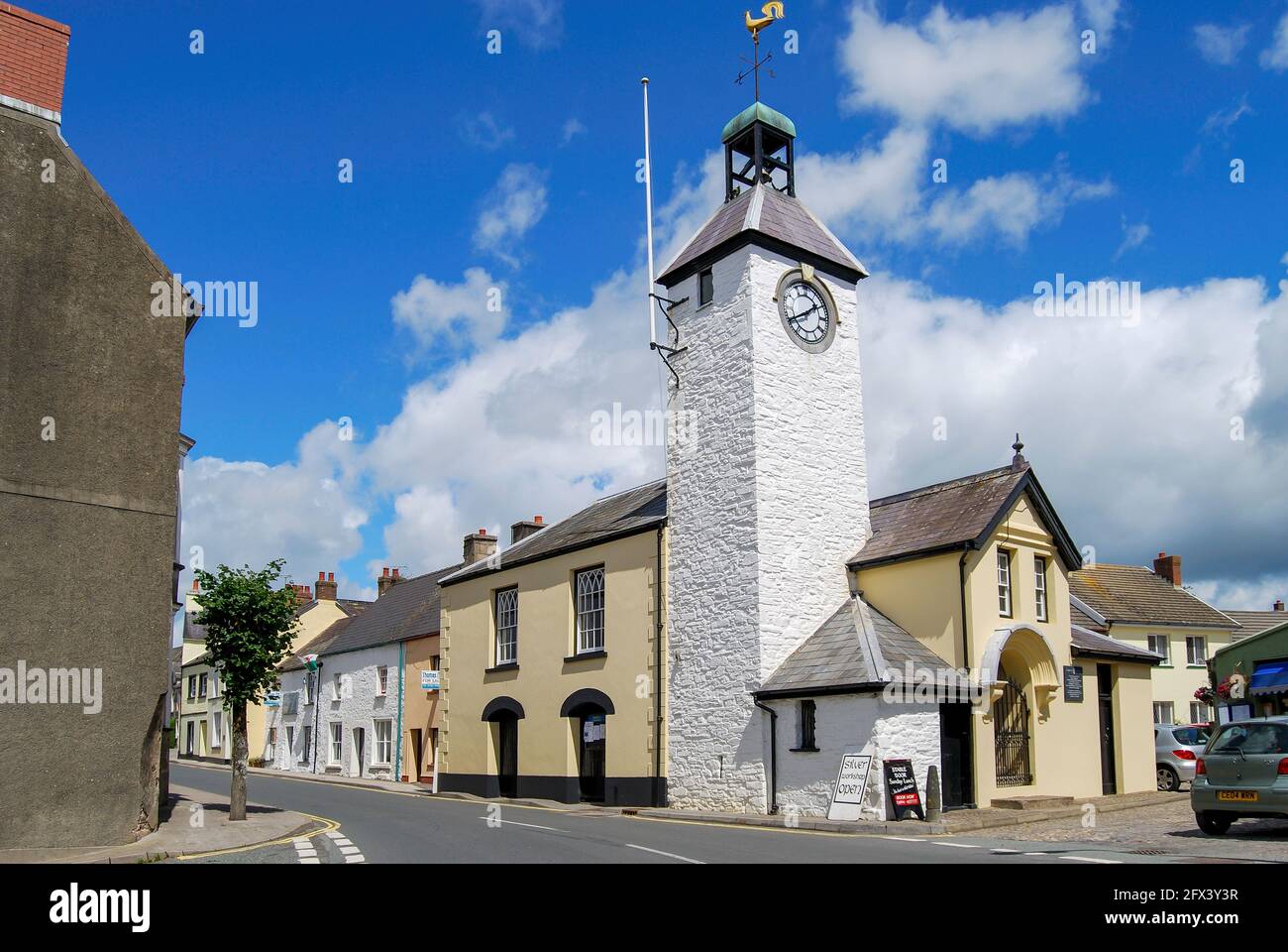 Torre dell'orologio del municipio, King Street, Laugharne (Talacharn), Carmarthenshshire, Galles, Regno Unito Foto Stock