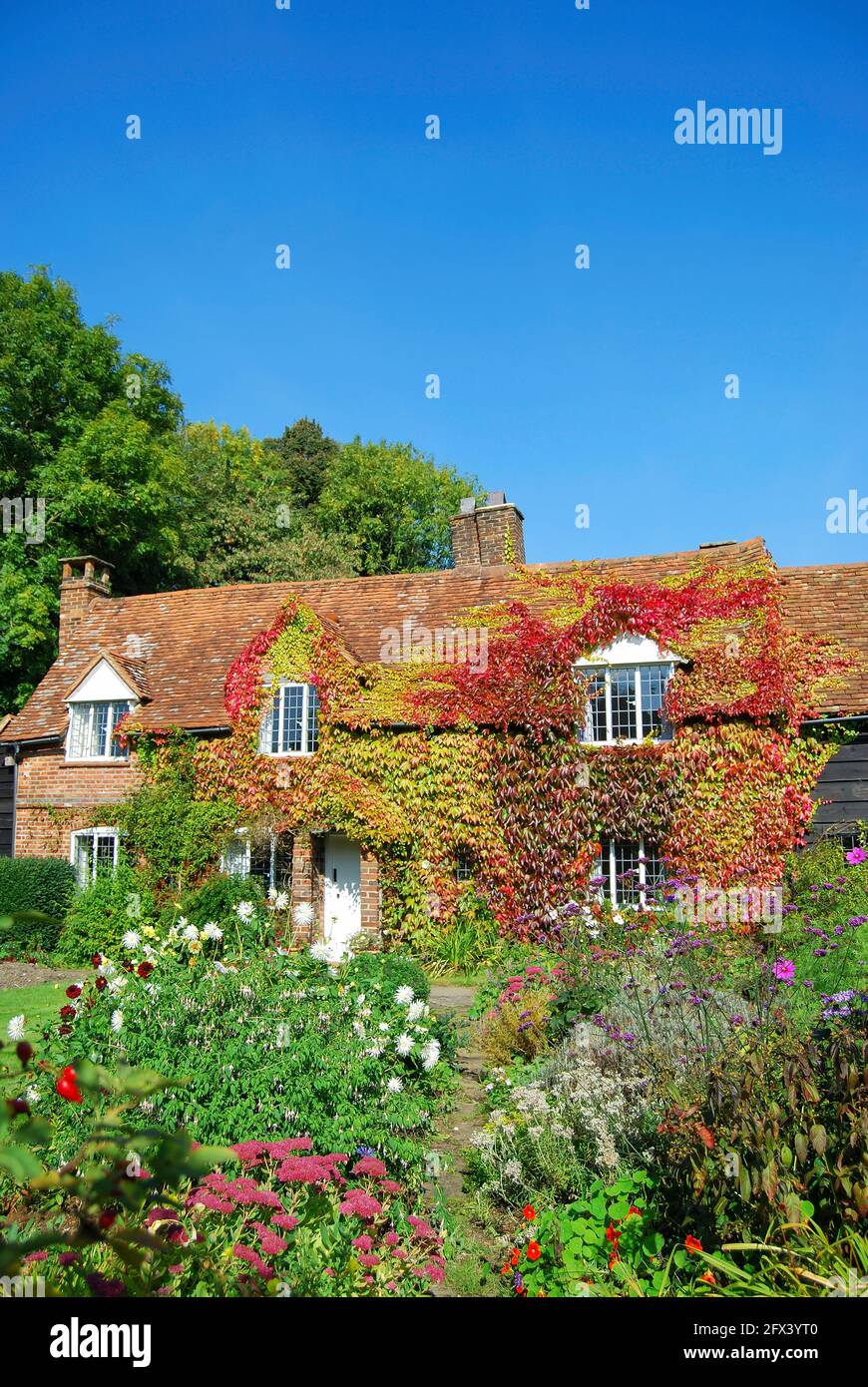 Periodo cottage e giardino, Chartridge, Buckinghamshire, Inghilterra, Regno Unito Foto Stock