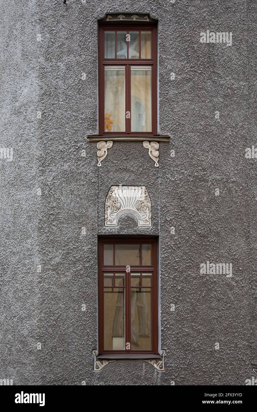 Dettagli decorativi su un edificio residenziale in stile Liberty o Jugend nel quartiere Katajanokka di Helsinki, Finlandia Foto Stock