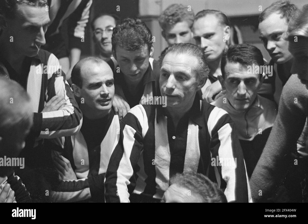DWV contro Volewijckers. Partita onoraria allo Stadio Olimpico. Stanley Matthews in DWV shirt, 4 aprile 1962, sport, calcio, I Paesi Bassi, foto agenzia stampa del XX secolo, notizie da ricordare, documentario, fotografia storica 1945-1990, storie visive, Storia umana del XX secolo, che cattura momenti nel tempo Foto Stock