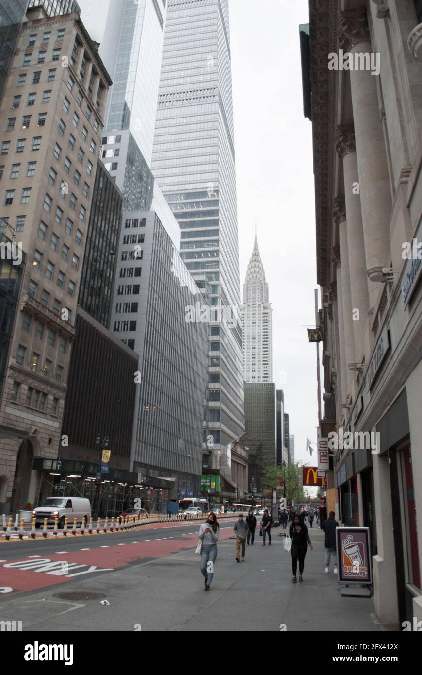 Manhattan strade, grattacieli, persone a piedi Foto Stock
