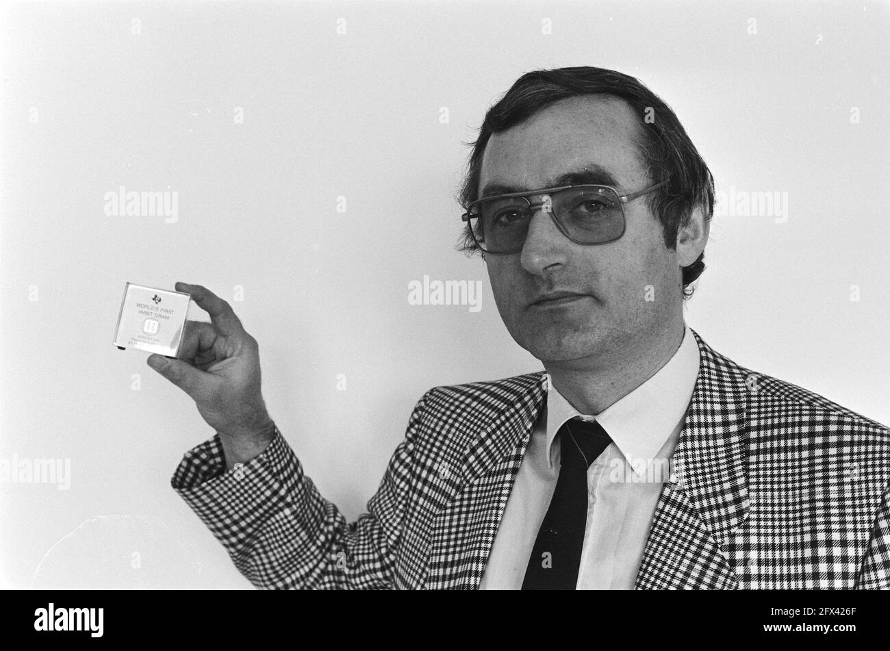 Wanrooy (Texas Instruments) con Superchip, 25 febbraio 1986, computer, computer, Ritratti, Paesi Bassi, foto agenzia stampa del XX secolo, notizie da ricordare, documentario, fotografia storica 1945-1990, storie visive, Storia umana del XX secolo, che cattura momenti nel tempo Foto Stock