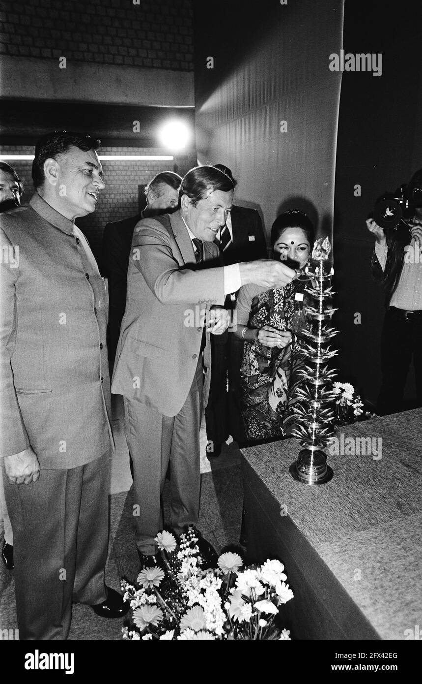 PR Claus apre a Rotterdam Industrial Fair; accende la lampada del tempio indiano, l Bal RAM Jakha speaker di Lok Safha (vert. Popolare in India), 19 maggio 1980, industria, Paesi Bassi, foto agenzia stampa del xx secolo, notizie da ricordare, documentario, fotografia storica 1945-1990, storie visive, Storia umana del XX secolo, che cattura momenti nel tempo Foto Stock