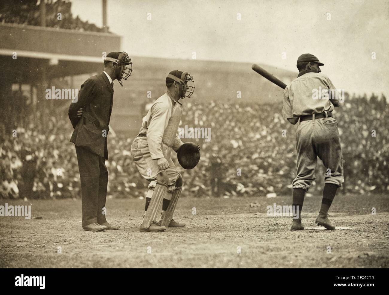 Roger Bresnahan, cattura per i New York Giants mentre un giocatore di Pittsburgh Pirate è al pipistrello, 1908 Foto Stock