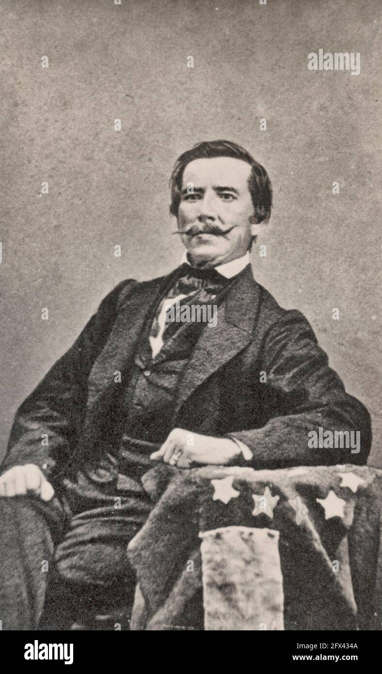 Ammiraglio posteriore Raphael Semmes della Marina confederata con bandiera confederata - Gennaio 1863 Foto Stock