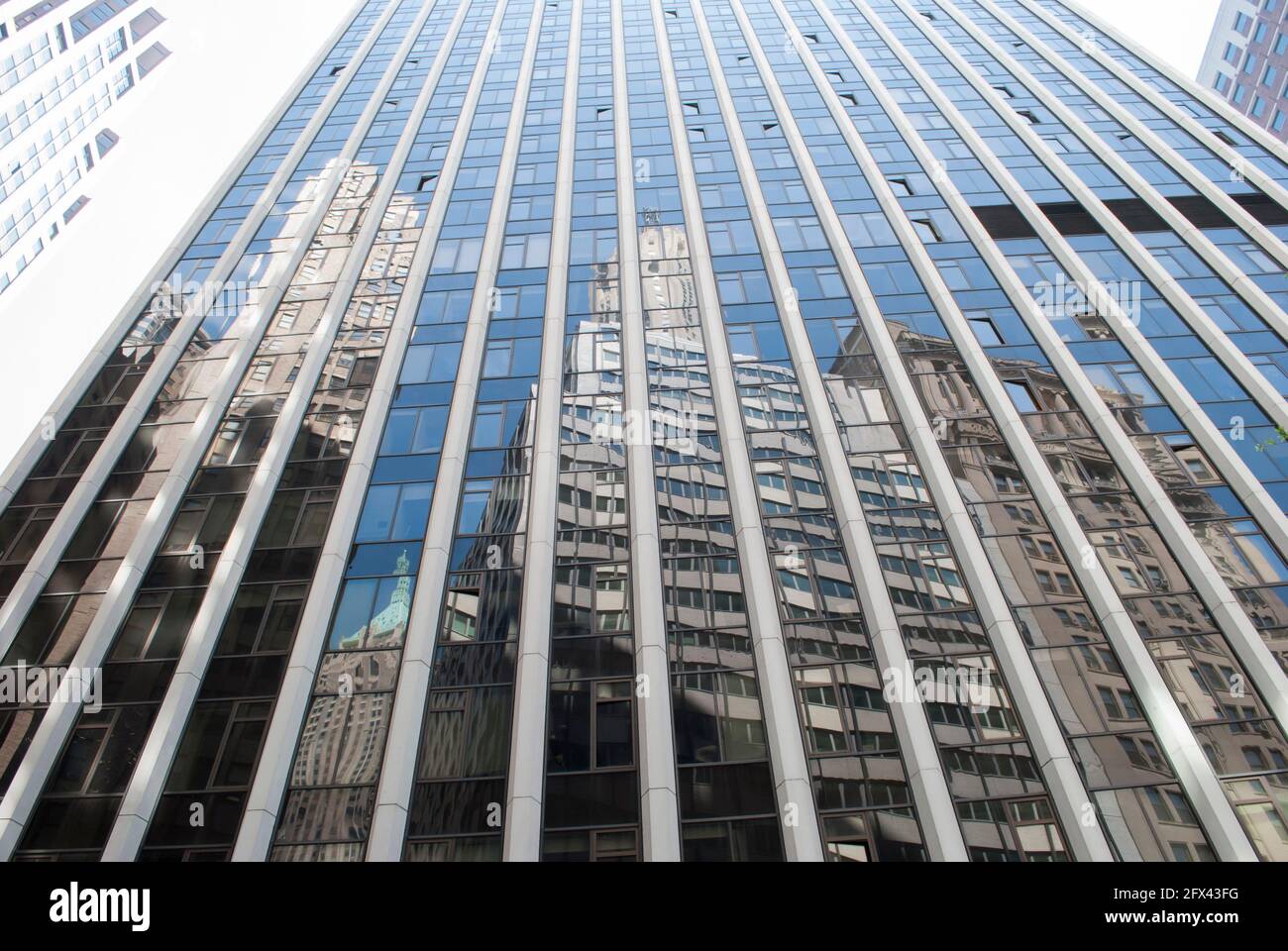 Riflessione degli edifici. Grattacieli di Manhattan Foto Stock