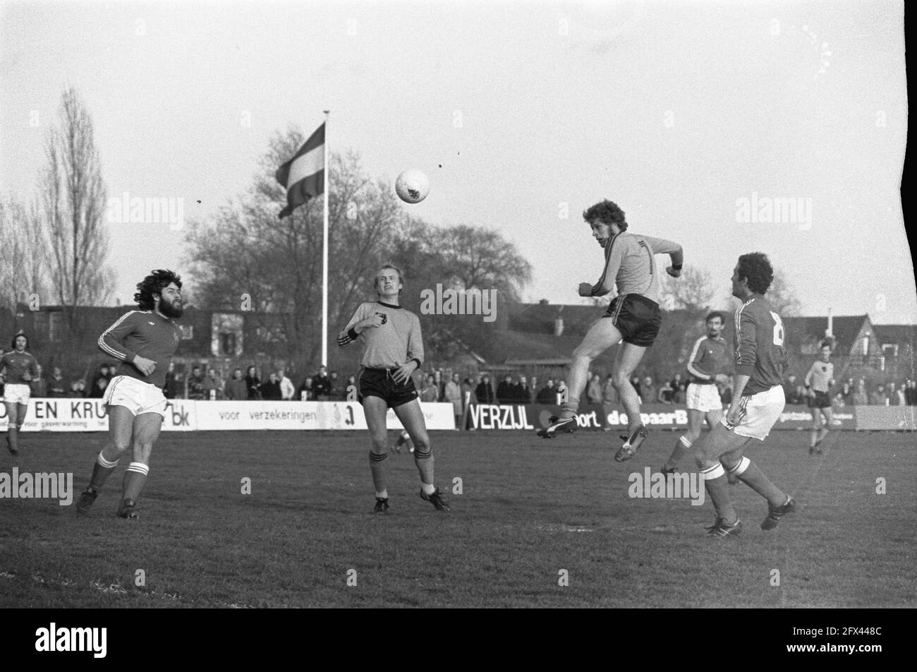 L'attacco olandese assedies l'obiettivo francese, 13 aprile 1977, sport amatoriali, sport, Calcio, Soccer club Olympia, Bodegraafsestraatweg 52, Paesi Bassi, foto agenzia stampa del XX secolo, notizie da ricordare, documentario, fotografia storica 1945-1990, storie visive, Storia umana del XX secolo, che cattura momenti nel tempo Foto Stock