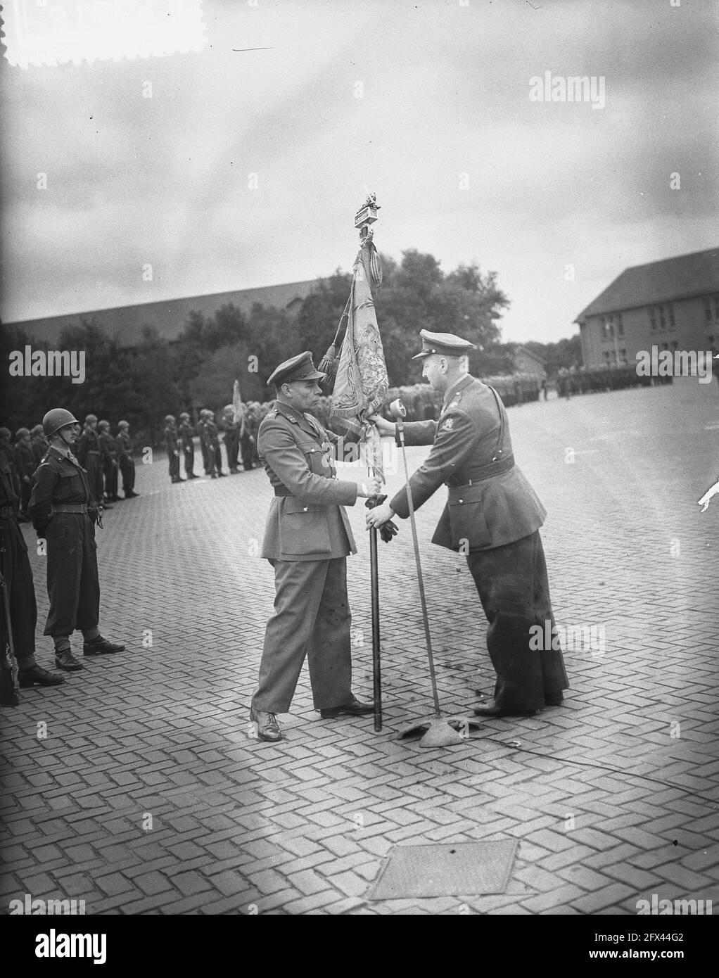 Il nuovo comandante del reggimento di guardia Grenadiers Lieutenant-colonnello J.J.C. Baron Taets van Amerongen, è consegnato il banner dal vecchio comandante J.P.F. van der Horst?& x5d;, 7 ottobre 1954, forze di terra, ufficiali, I Paesi Bassi, foto agenzia stampa del XX secolo, notizie da ricordare, documentario, fotografia storica 1945-1990, storie visive, Storia umana del XX secolo, che cattura momenti nel tempo Foto Stock