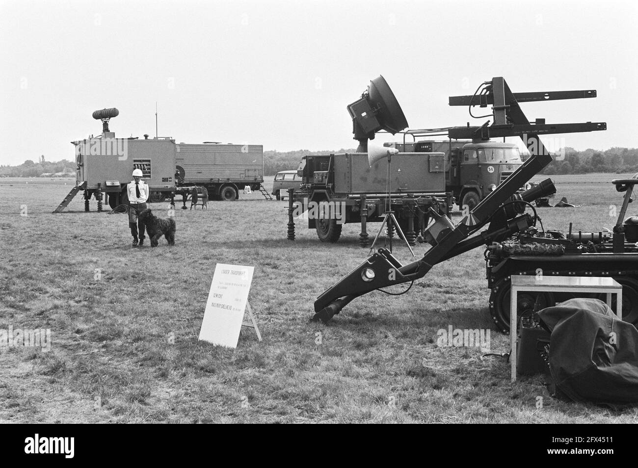 La casa aperta alla base dell'aeronautica di Soesterberg fra le installazioni di difesa dell'aria del missile cammina un gestore del cane dal corpo della Guardia dell'aeronautica, 12 settembre 1981, guardia, cani, Missili, campi aerei, Paesi Bassi, foto agenzia stampa del XX secolo, notizie da ricordare, documentario, fotografia storica 1945-1990, storie visive, Storia umana del XX secolo, che cattura momenti nel tempo Foto Stock