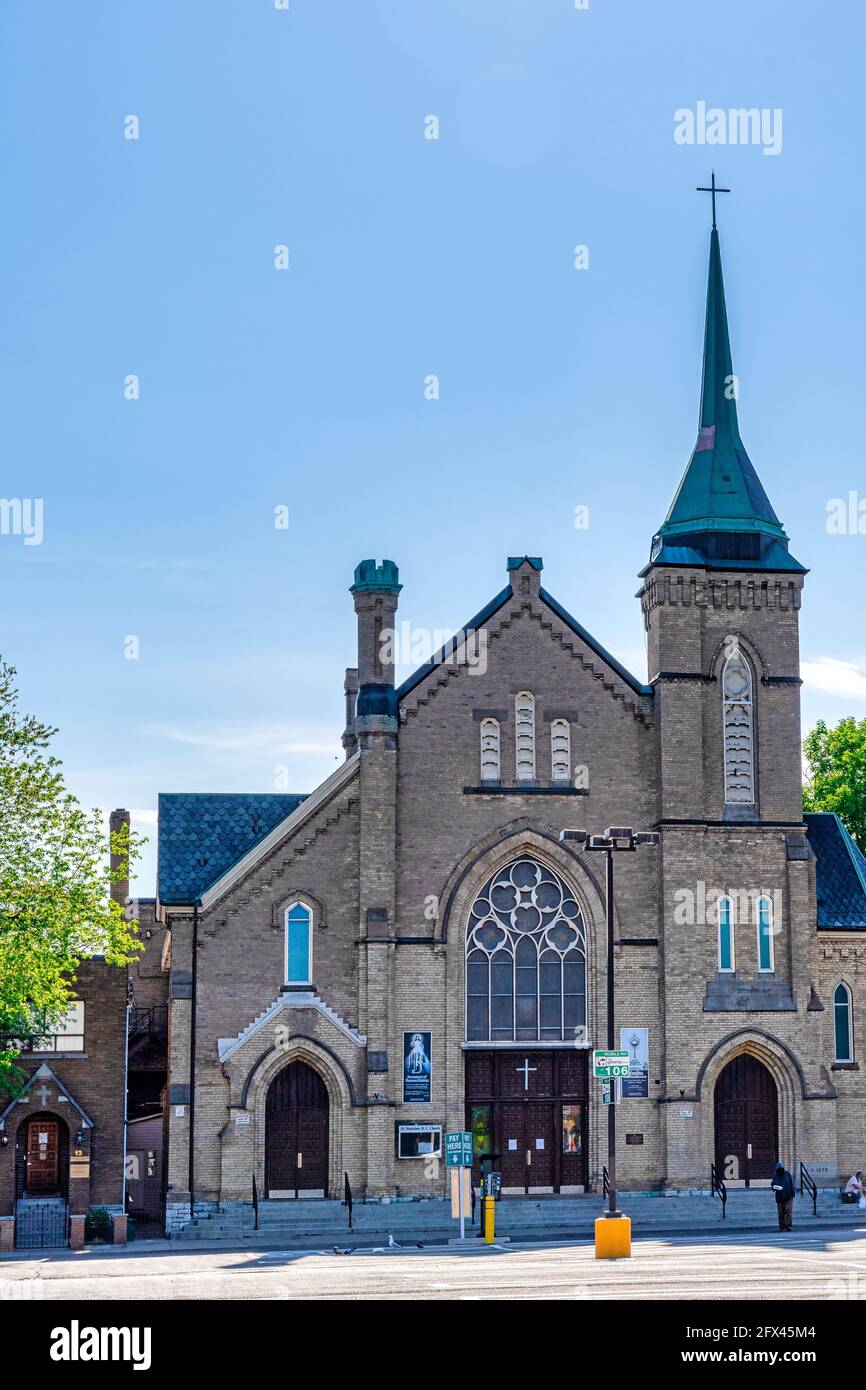 Facciata della chiesa cattolica romana di San Stanislao i12 Denison Ave, che è vicino a Queen Street West a Toronto, Canada Foto Stock