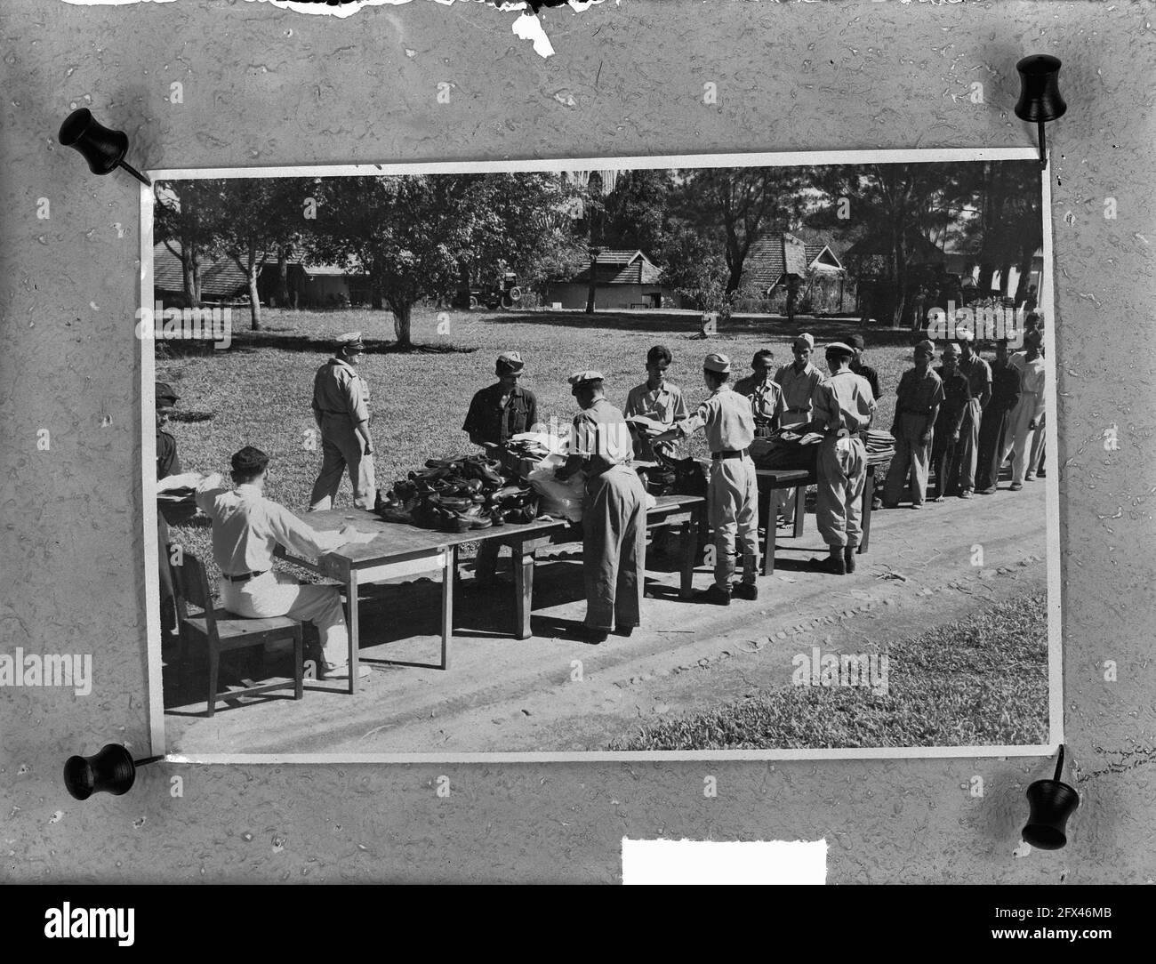 La polizia repubblicana di Rantau-Prapat (Sumatra settentrionale) rimase in gran parte dopo l'arrivo delle truppe Ned. Insieme al personale appena reclutato, gli uomini vengono addestrati a formare una moderna forza di polizia per mantenere la pace e l'ordine in questa zona. Dei poliziotti rimasti pochissimi avevano le uniformi. Già il 1° gennaio 1949 è stata rilasciata una nuova uniforme alla polizia, il 1° gennaio 1949, Paesi Bassi, foto dell'agenzia stampa del XX secolo, notizie da ricordare, documentario, fotografia storica 1945-1990, storie visive, Storia umana del XX secolo, che cattura momenti nel tempo Foto Stock