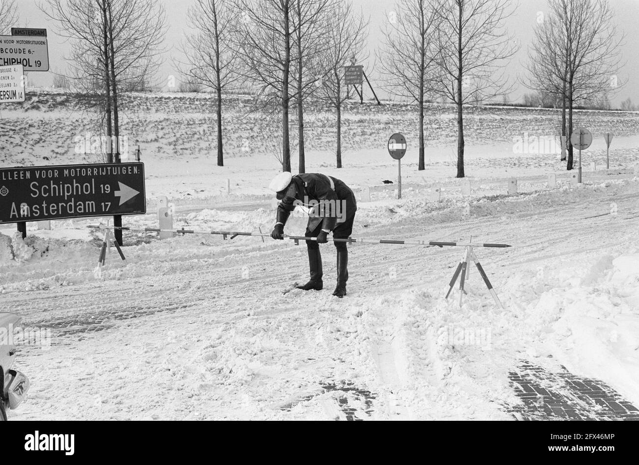 L'autostrada statale Amsterdam-Utrecht, strade di sicurezza chiuse, 1 gennaio 1963, strade di sicurezza, neve, I Paesi Bassi, foto agenzia stampa del XX secolo, notizie da ricordare, documentario, fotografia storica 1945-1990, storie visive, Storia umana del XX secolo, che cattura momenti nel tempo Foto Stock