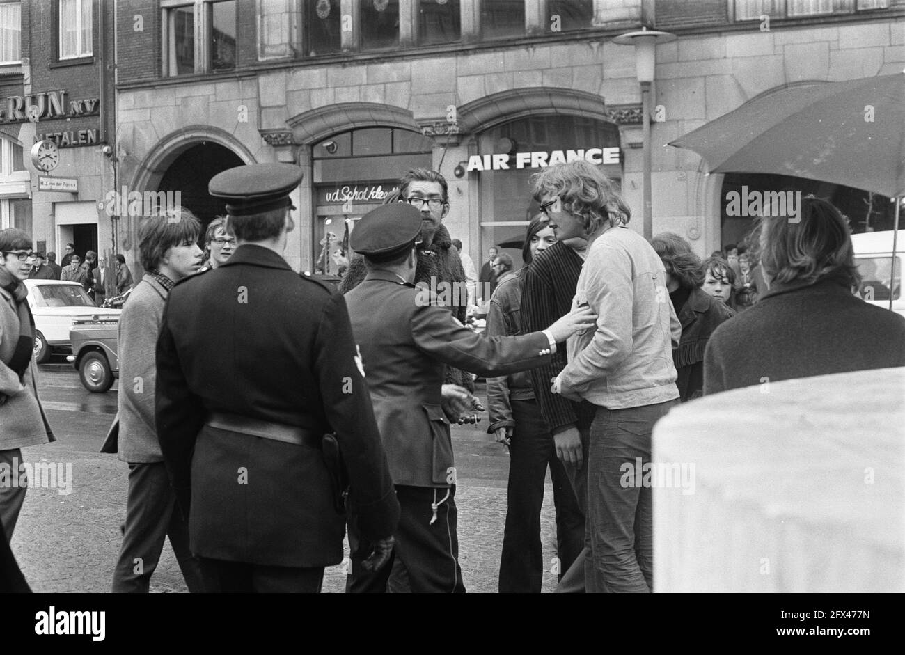 La Gioventù Socialista ha gettato una pentola di vernice rossa contro il Monumento a Piazza Dam, 1 maggio 1969, ufficiali di polizia, Paesi Bassi, foto agenzia stampa del xx secolo, notizie da ricordare, documentario, fotografia storica 1945-1990, storie visive, Storia umana del XX secolo, che cattura momenti nel tempo Foto Stock