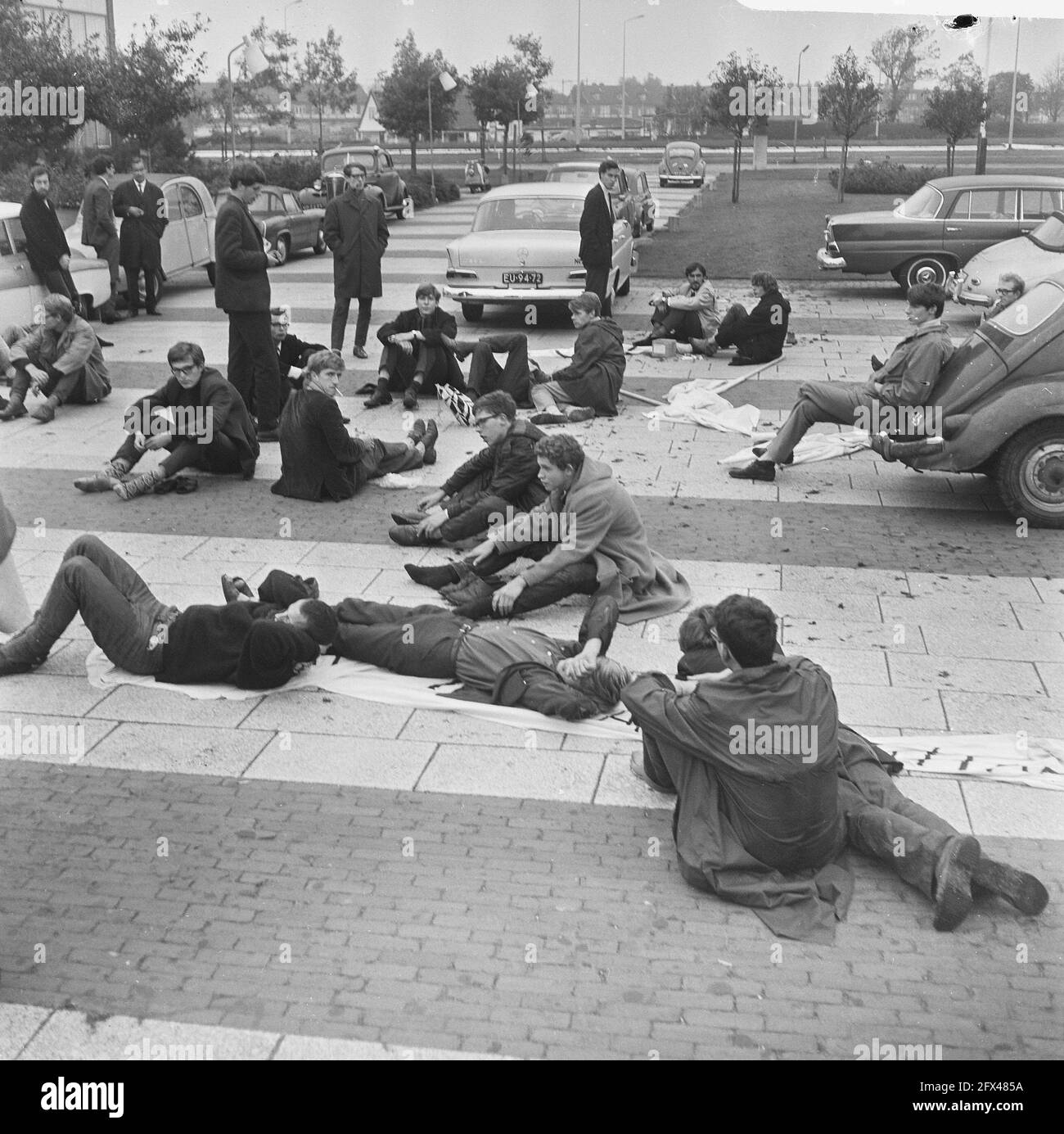 Gli studenti stanchi si riposano a Leiden, 28 settembre 1966, dimostrazioni, studenti, I Paesi Bassi, foto agenzia stampa del XX secolo, notizie da ricordare, documentario, fotografia storica 1945-1990, storie visive, Storia umana del XX secolo, che cattura momenti nel tempo Foto Stock