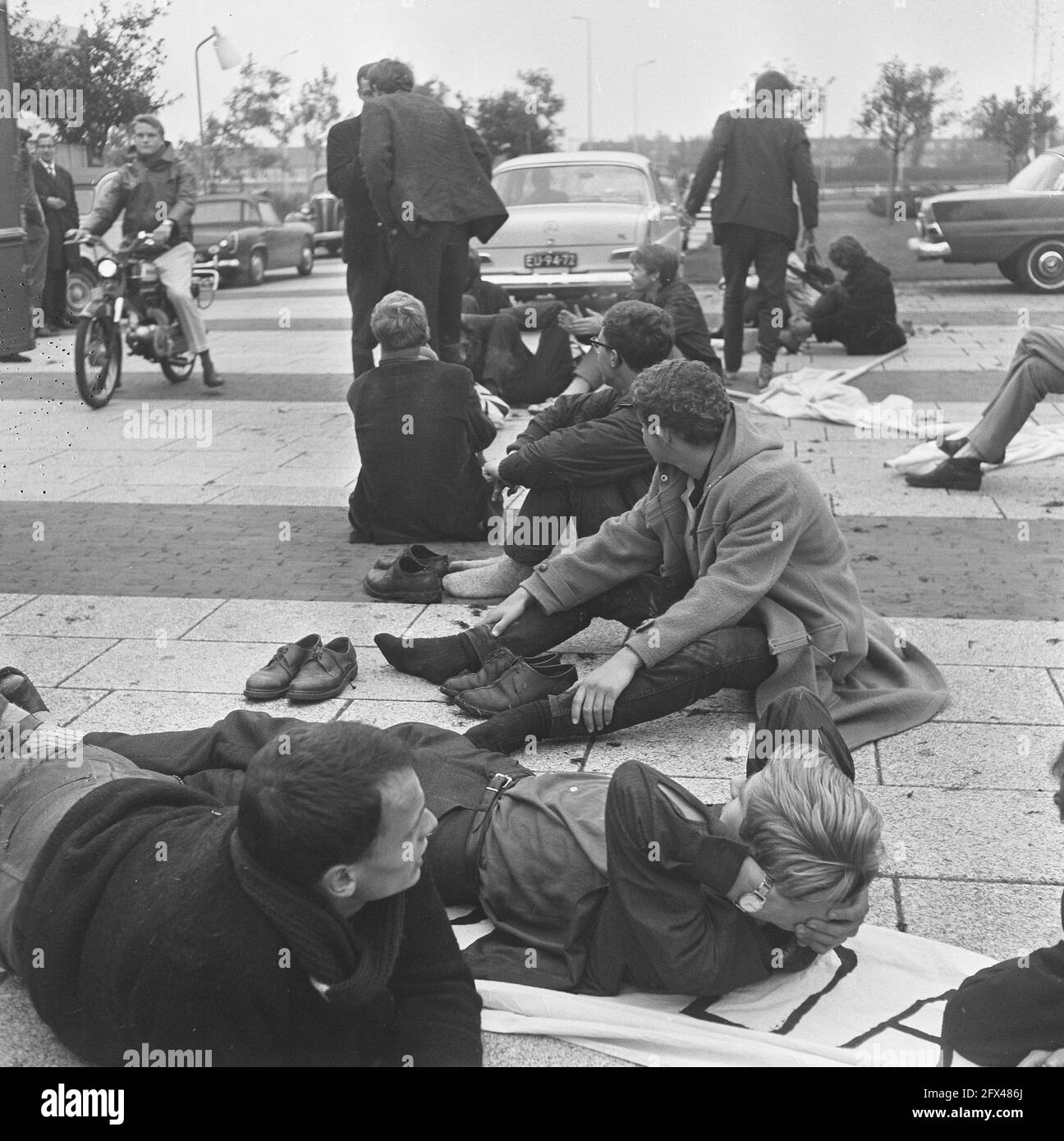 Gli studenti stanchi si riposano a Leiden, 28 settembre 1966, dimostrazioni, studenti, I Paesi Bassi, foto agenzia stampa del XX secolo, notizie da ricordare, documentario, fotografia storica 1945-1990, storie visive, Storia umana del XX secolo, che cattura momenti nel tempo Foto Stock