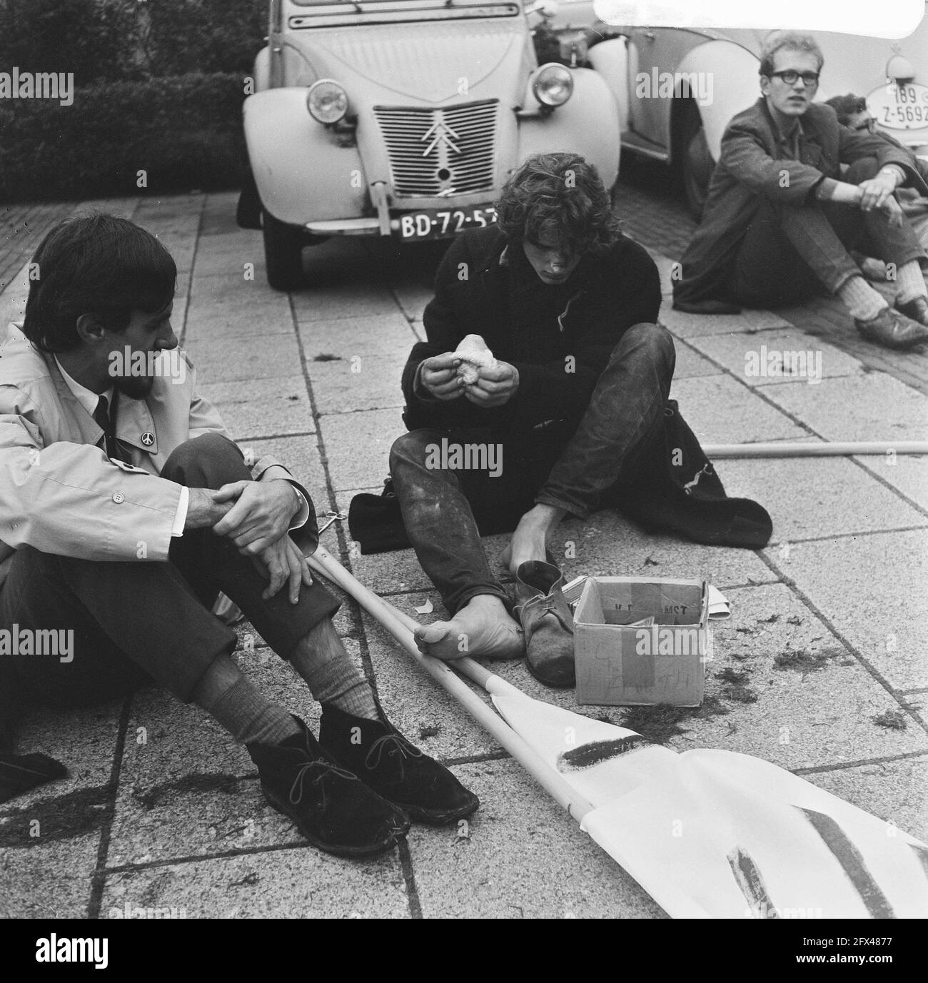 Gli studenti stanchi si riposano a Leiden, 28 settembre 1966, dimostrazioni, studenti, Paesi Bassi, foto agenzia stampa del xx secolo, notizie da ricordare, documentario, fotografia storica 1945-1990, storie visive, Storia umana del XX secolo, che cattura momenti nel tempo Foto Stock