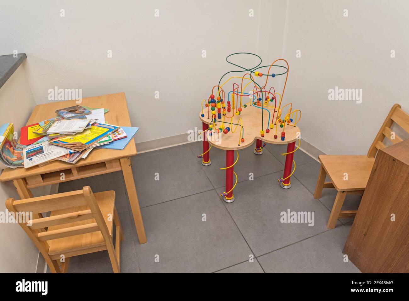 Il Ultimate Fleur Rollercoaster Table è un meraviglioso centro di attività per case, scuole, sale d'attesa, uffici medici e qualsiasi area giochi. Foto Stock