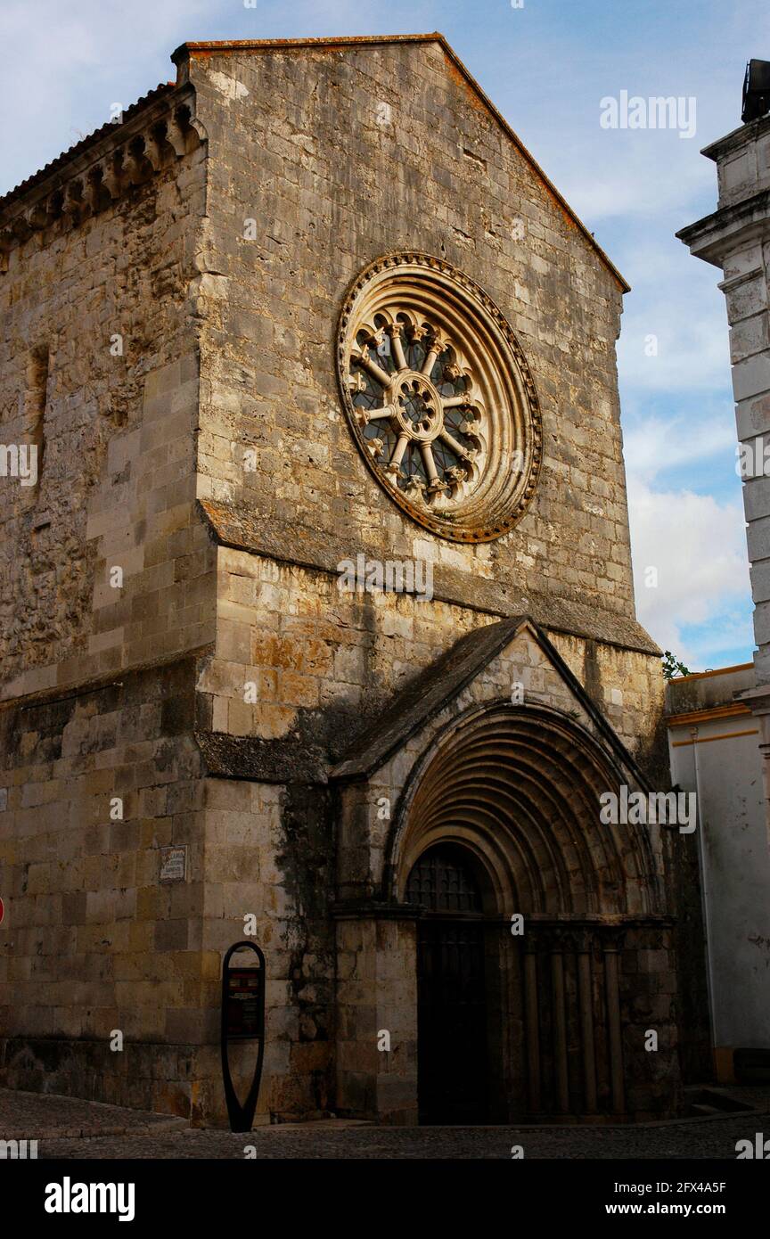 Portogallo, Santarém. Chiesa di San Joao de Alporao. xii-xiii secolo. Stili romanico e gotico. Vista della facciata, con il rosone che illumina l'unica navata interna, la sede del Museo Archeologico. Distretto di Santarem. Foto Stock