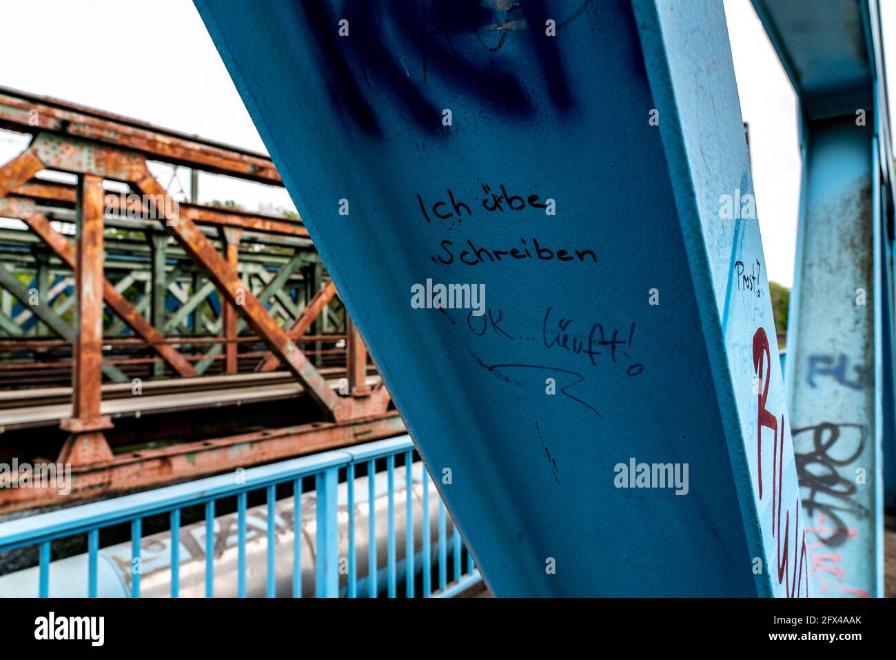 Ponti ferroviari sul canale Reno-Herne vicino Oberhausen, graffiti, scrivere, dire, sto praticando la scrittura, commento, corsa, grammatica, ima simbolico Foto Stock