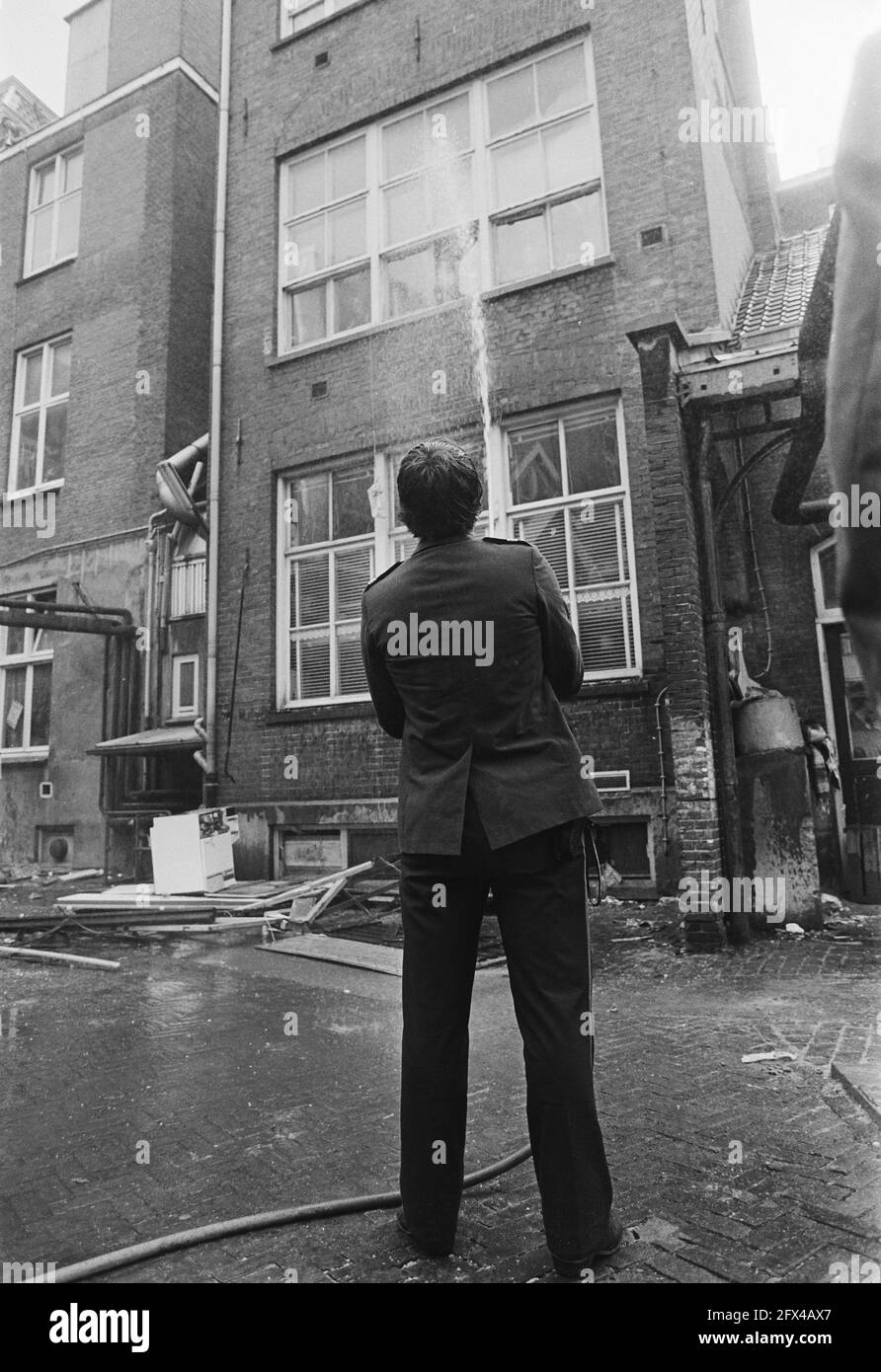 Parte ex Binnen Gasshuis (Amsterdam) squatted ( Kloof 82 ); poliziotti e squaters si spruzzano con tubo dell'acqua, 24 maggio 1982, KRAKERS, polizia, I Paesi Bassi, foto agenzia stampa del XX secolo, notizie da ricordare, documentario, fotografia storica 1945-1990, storie visive, Storia umana del XX secolo, che cattura momenti nel tempo Foto Stock