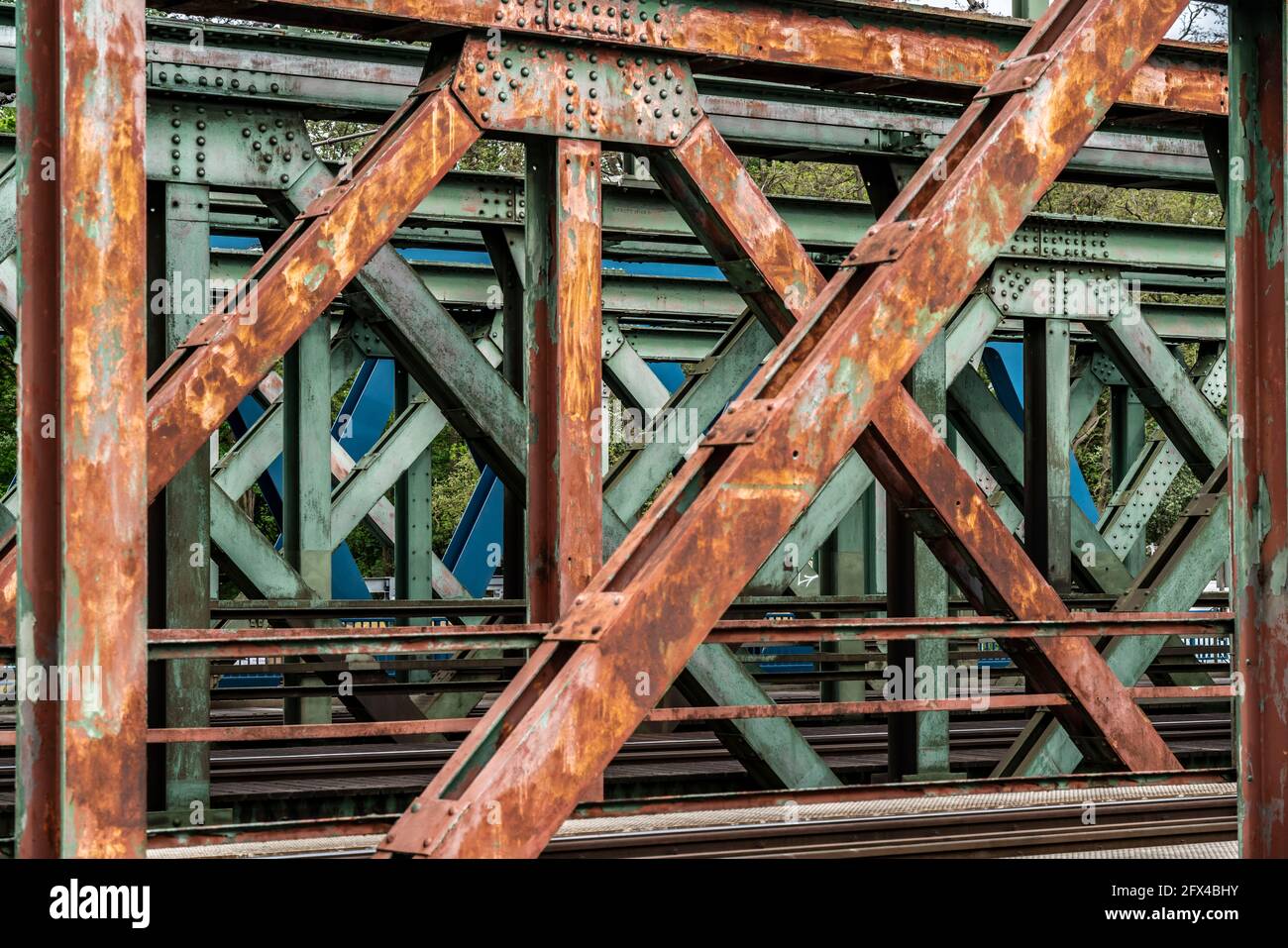Ponti ferroviari sul canale Rhine-Herne vicino Oberhausen, per il traffico di passeggeri e merci, vecchi ponti in acciaio, Oberhausen, NRW, Germania Foto Stock