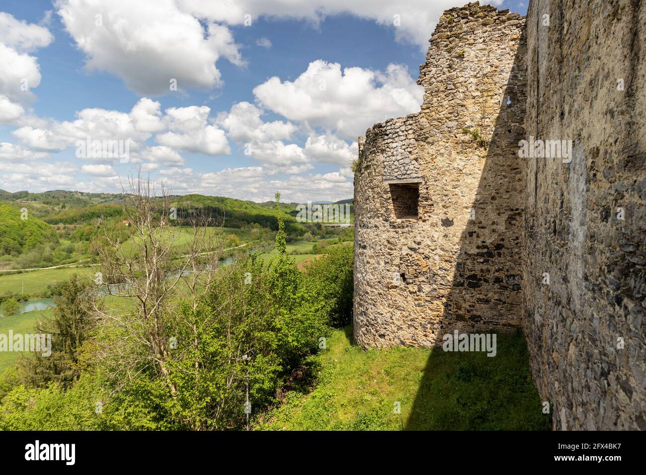 Il famoso castello di Cittanova, sopra il fiume Dobra, ora rocca rovinata dei tempi della famosa famiglia croata dei Frankopan, usata come difesa dagli invasi Foto Stock