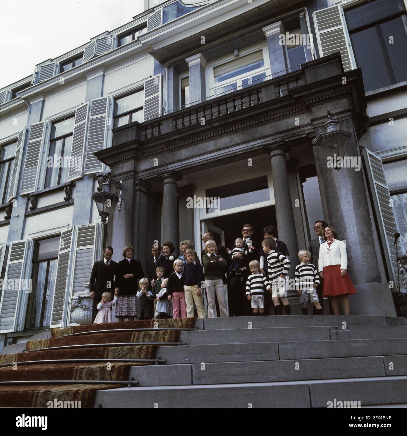 Defile Soestdijk 1976; tutta la famiglia reale su gradini (compresi i principi)ː Principe Carel-Hugo, Principessa Maria Carolina, Principessa Irene, Principe Jaime, Principe Claus, Principe Beatrice, Principe Costantino, Principessa Margarita, Regina Giuliana, Principe Carlos, Il principe Johan Froso, il principe Bernhard, il principe Willem-Alexander, Pieter van Vollenhoven con il principe Floris, il principe Pieter-Christian, la principessa Margriet, il principe Maurits, il principe Bernhard Jr, Jorge Guillermo, Principessa Christina, 30 aprile 1976, defile, Famiglia reale, Paesi Bassi, foto agenzia stampa del XX secolo, notizie da ricordare, documentario, storico Foto Stock