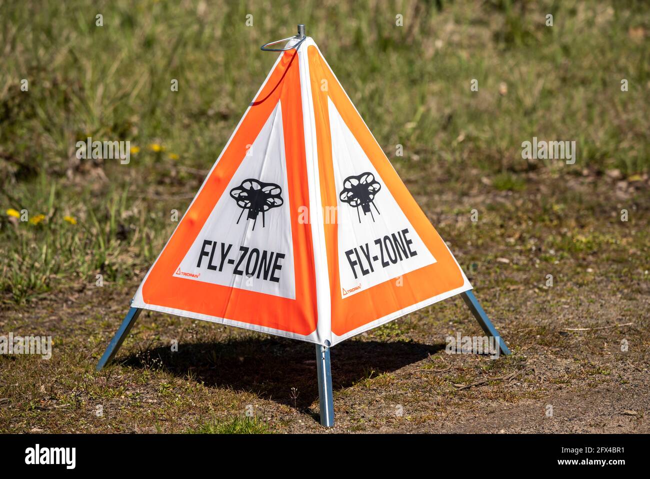 Segnale di avvertimento, sul funzionamento dei droni, marcatura di un'area di sicurezza, durante il volo di droni professionali, per riprese, rilevamenti, o sim Foto Stock