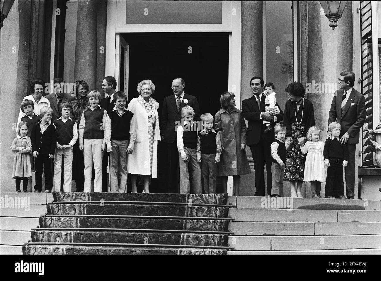 Defile Soestdijk 78; famiglia reale piena su boardː Principessa Margarita, Principe Johan Frito, Principessa Beatrice, Principe Carlos, Principe Claus, Principe Costantijn, Principe Irene, Principe Willem-Alexander, Principe Carlos-Hugo, Principe Maurice, Regina Giuliana, Principe Bernardo, Principe Bernardo Jr, Principe Pieter-Cristiano, Principessa Christina, Jorge Guillermo con Bernardo, Principe Floris, Principessa Margriet, Principessa Maria Carolina, Principe Jaime, Pieter van Vollenhoven, 1 maggio 1978, defile, pensioni, I Paesi Bassi, foto agenzia stampa del XX secolo, notizie da ricordare, documentario, fotografia storica Foto Stock