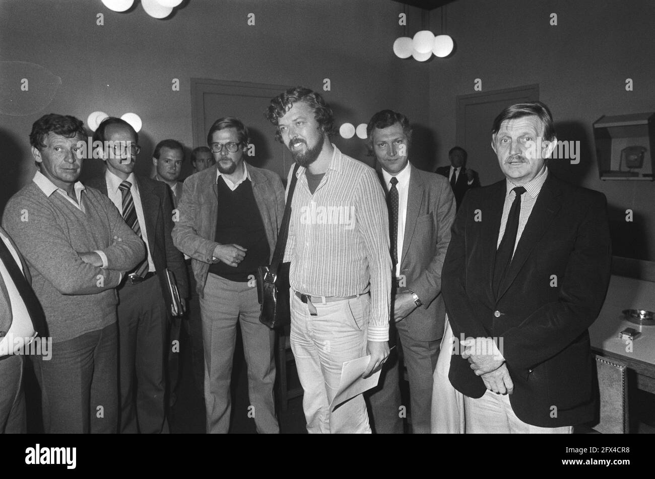 Delegazione A'Dam CAB Drivers con il vice sindaco Heerma e l'alderman Van der Vlis sul blocco di ieri, 6 luglio 1982, TAXICHAUUFFEURS, delegazioni, Aldermen, Paesi Bassi, foto agenzia stampa del XX secolo, notizie da ricordare, documentario, fotografia storica 1945-1990, storie visive, Storia umana del XX secolo, che cattura momenti nel tempo Foto Stock