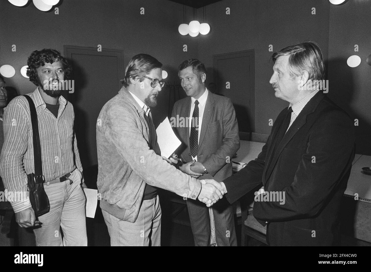 La delegazione dei tassisti di Amsterdam parla con il vice sindaco Heerma e l'alderman. Van der Vlis sul blocco di ieri, 6 luglio 1982, TAXICHAUFFEURS, delegazioni, Aldermen, Paesi Bassi, foto agenzia stampa del XX secolo, notizie da ricordare, documentario, fotografia storica 1945-1990, storie visive, Storia umana del XX secolo, che cattura momenti nel tempo Foto Stock